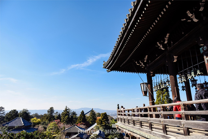 "通往二月堂的阶梯两侧满是石灯笼，上到二月堂的二楼，向西的楼廊可以俯瞰整个奈良的风景。门票：免费_二月堂"的评论图片