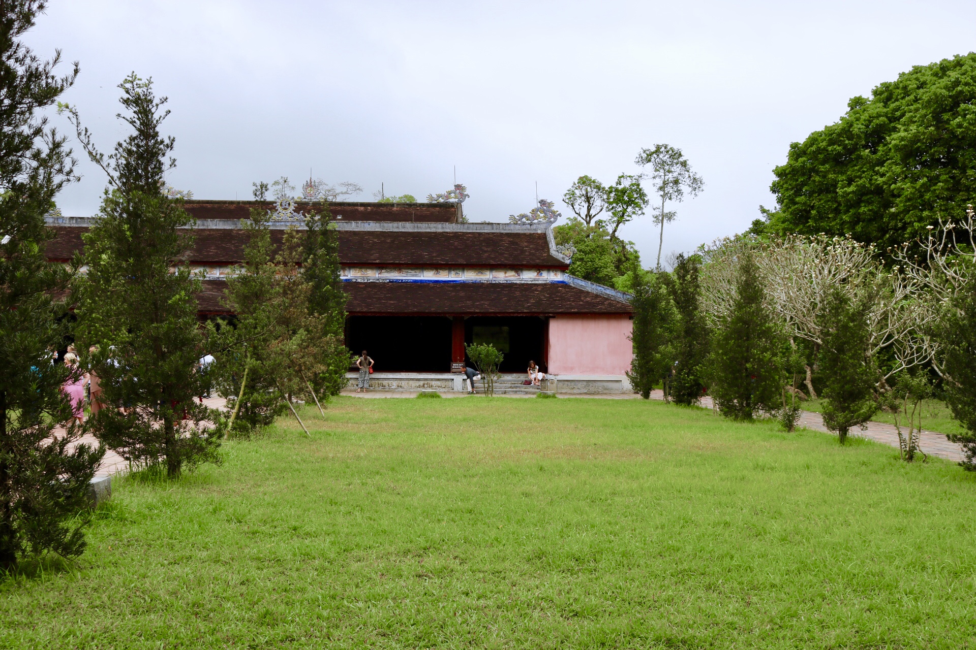天姥寺是越南著名的古刹建于一个古占婆塔群遗址上已有400多年的历史