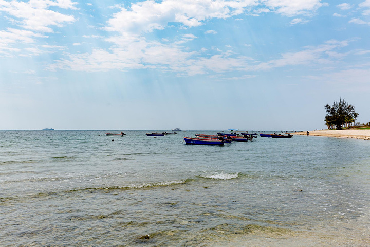 "三亚的海滩非常多，在炎热的夏季来到三亚旅游的人也还是很多的，大家都喜欢在海滩边上晒晒太阳，下到..._小东海"的评论图片