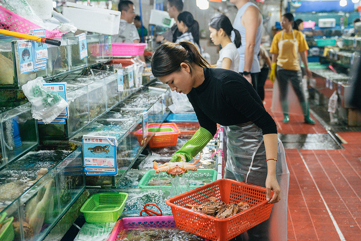 "要了解一个城市的美食文化，当地市场是一个最好的窗口。在等菜的工夫，鲜榨椰汁是必须来一瓶的_不仔客海鲜(第一市场总店)"的评论图片