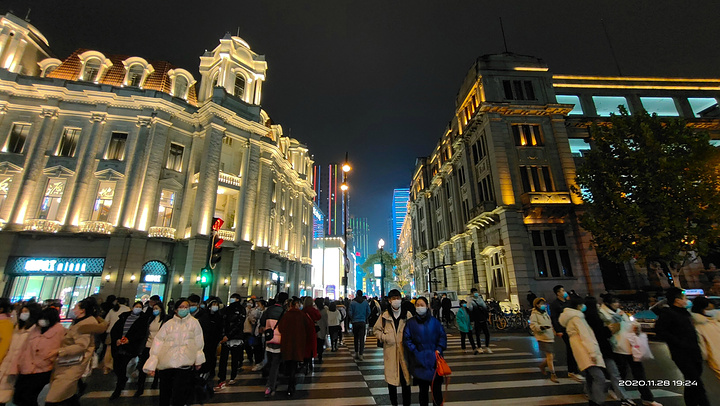 "晚上到江汉街，可以欣赏这里美丽的夜景，感受武汉大都市的氛围。江汉路步行街。江汉路步行街。江汉路步行街_江汉路步行街"的评论图片