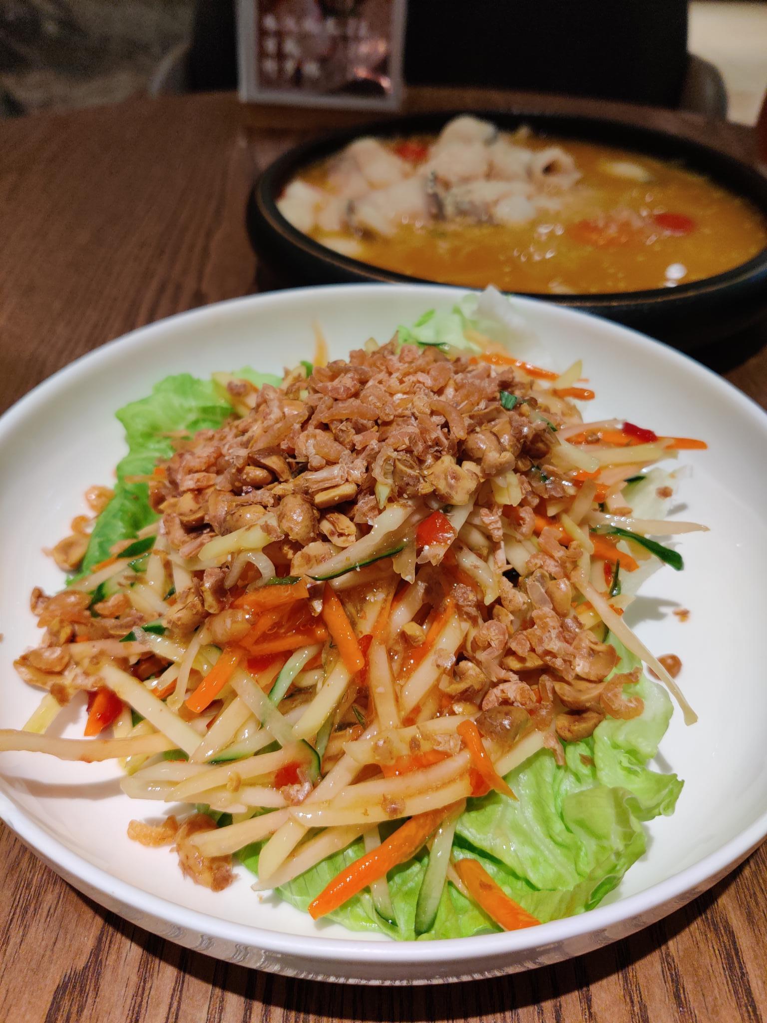 青木瓜沙律挺多酸酸的爽口好吃出品一般般分量比较少不太正宗价格偏贵