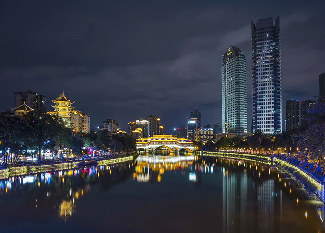 "府南河本身不是什么旅游景点，但成都著名的安顺廊桥就在府南河上，绝对是值得夜游的地方_安顺廊桥"的评论图片