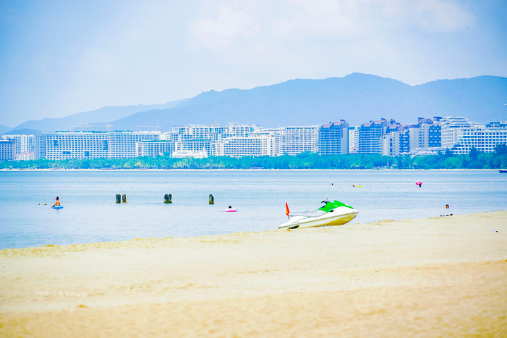 "椰梦长廊是环 三亚湾 修建的一条著名的海滨风景大道，所以除了椰林，这里的沙滩也不容错过。门票：免费_椰梦长廊"的评论图片