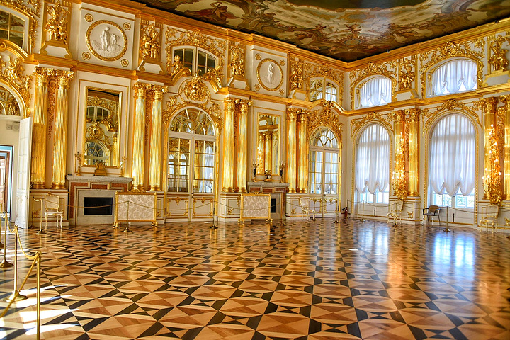 非常佩服的是重建的宫殿中,最为珍贵的琥珀宫竟然是用真琥珀一比一