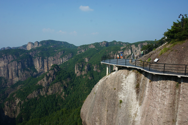 "景色确实非常不错。神仙居横跨的面积很大，周围众山巍兀独立，险峻无比_神仙居"的评论图片