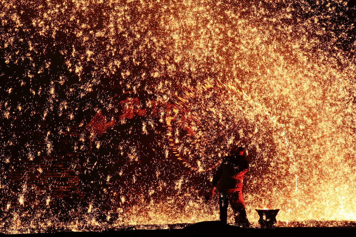 要看一场传承了300多年的"打树花",看他们泼洒铁水,迸溅形成万朵火花
