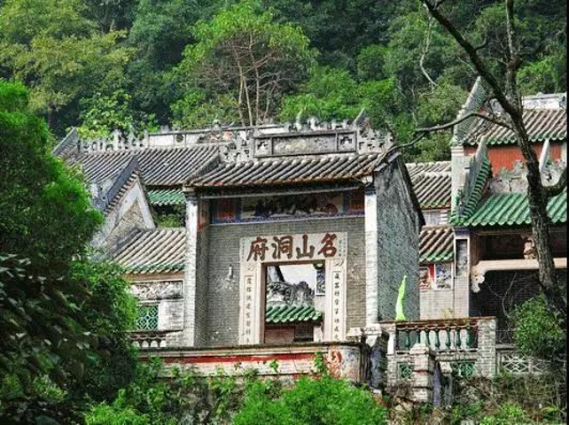 "前往飞霞山风景区，最好的方法就是游船+步行构成一幅一水远赴海，两山高入云的大自然美景出发吧朋友们_飞霞风景名胜区"的评论图片