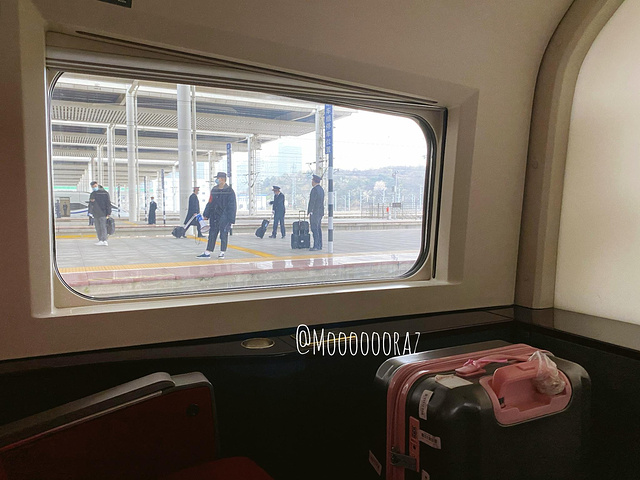 "从机场坐大巴去贵阳北站，无奈整个行程中最生气的地方就是在这里，买个火车票不断被工作上的事情打断..._贵阳北站"的评论图片