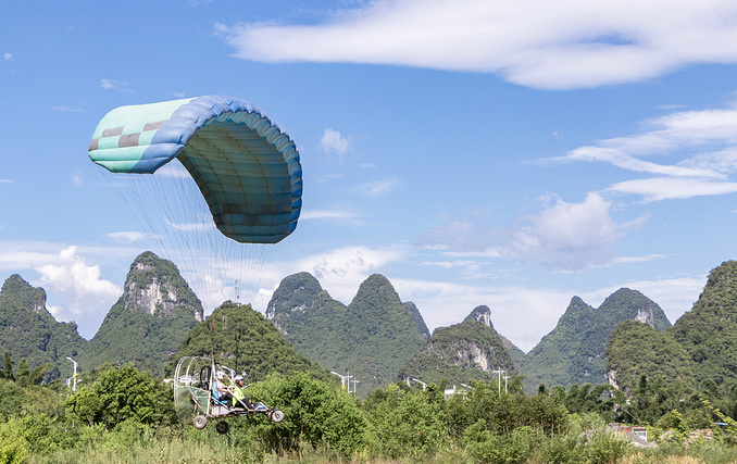 燕莎热气球滑翔伞飞行图片