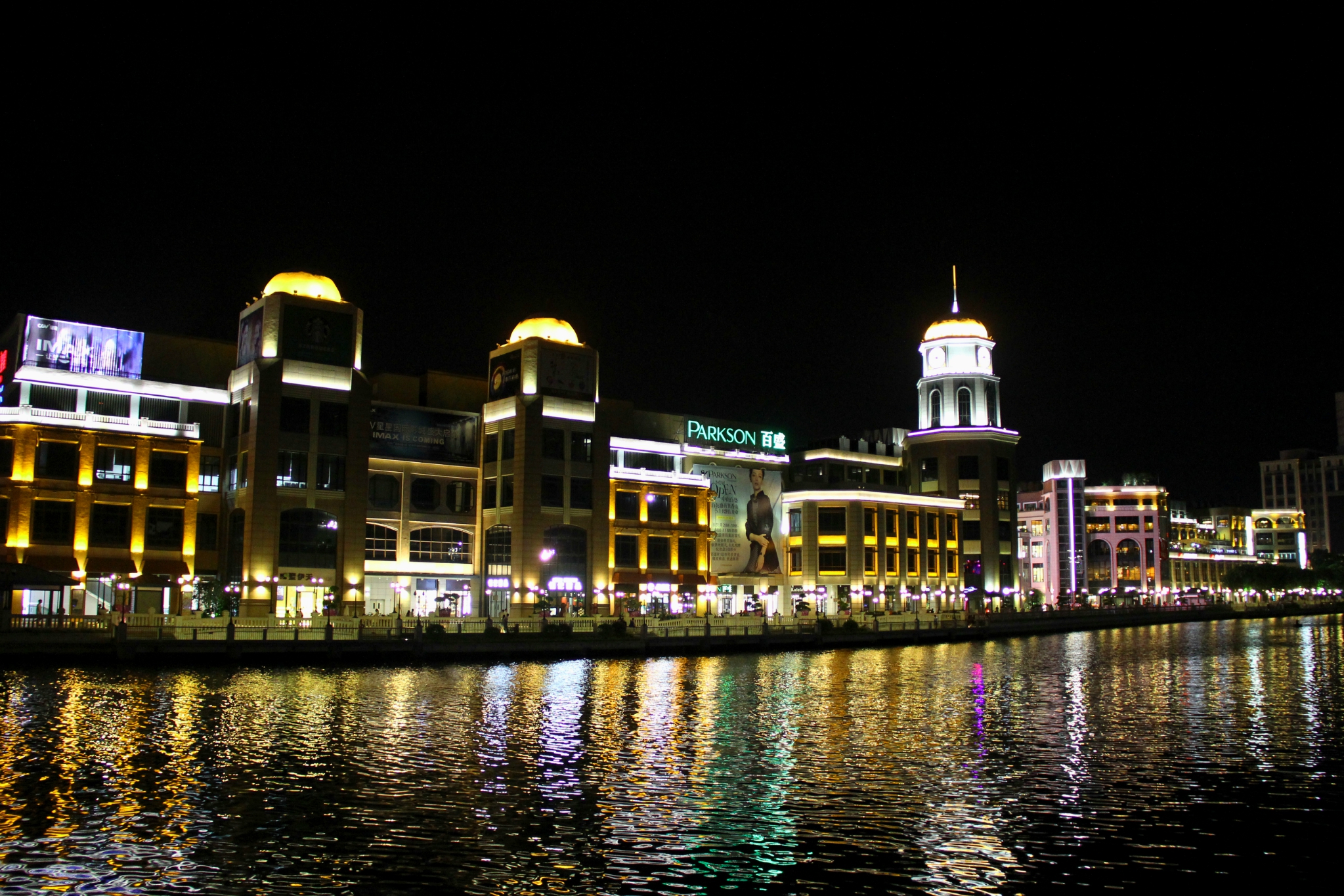 位于中山市区之内的一处文化公园夜晚可在此看到岐江两岸的城市夜景