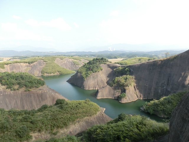 "高椅岭是一个绝对值得一去再去的好地方，经典的丹霞地貌，山水犬牙交错，奇形怪状，不是鬼斧神工，而..._高椅岭旅游区"的评论图片