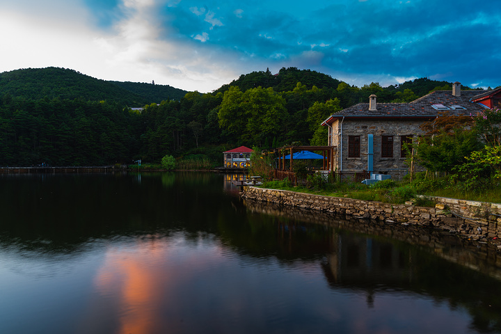 "如琴湖浩浩荡荡又不失秀丽雅致，湖岸曲线玲珑，湖面酷似一把媚人的小提琴，加之湖边的石上有古人刻的..._如琴湖"的评论图片