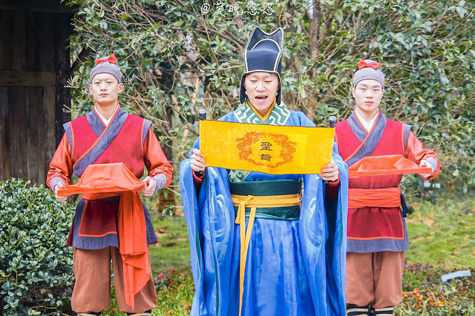 的开始是文员外跟夫人来到门前,跟众多街坊邻居寒暄,紧接着就有圣旨到