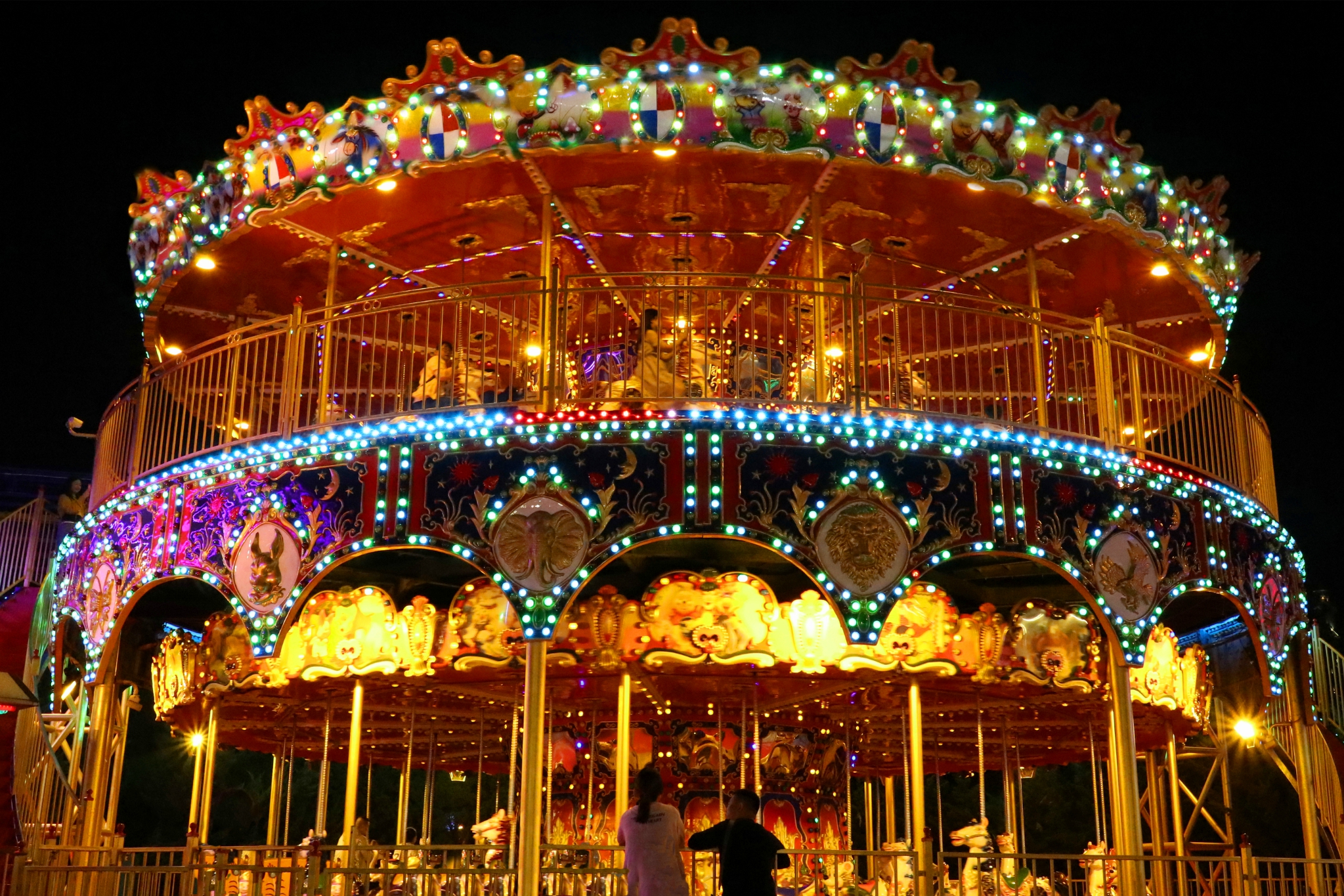 位于蓝水星内的旋转木马这几乎已成为所有游乐园的标配小孩热爱的一种