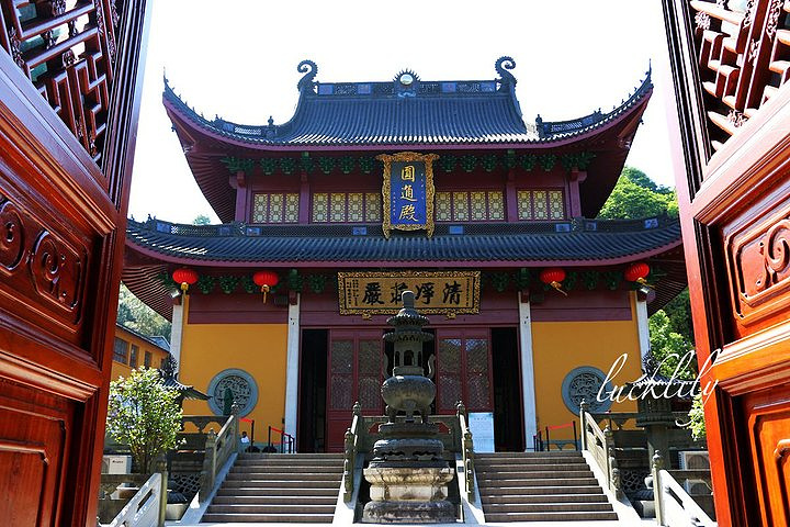 门票免费开放中天竺寺在浙江杭州西湖西面在天竺山和灵隐寺之间是并列