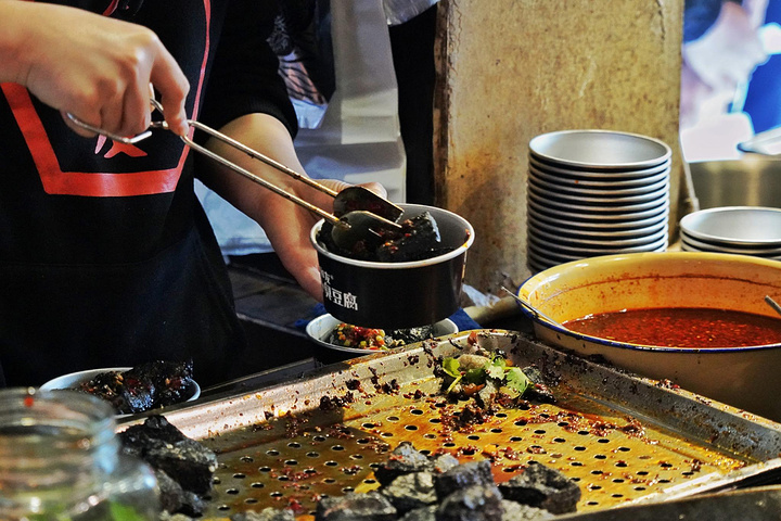 "黑色经典，说是长沙最知名的小吃也不为过。环境就是小门店，没有座位，随买随走，边吃边逛_黑色经典臭豆腐"的评论图片