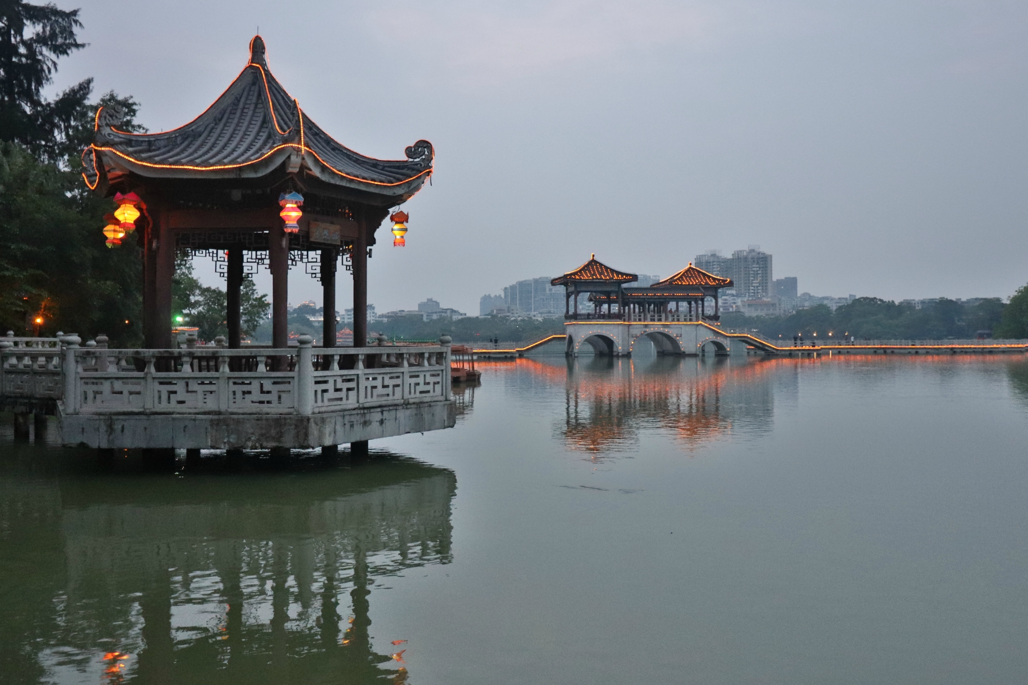 宝塔九曲桥框架内的九曲桥傍晚的惠州西湖好看吗?