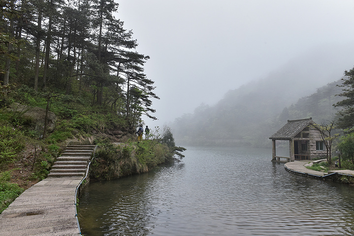 "从炼丹台上看出去的风景，天柱山西关群峰在湖畔生出新的意境_炼丹湖"的评论图片