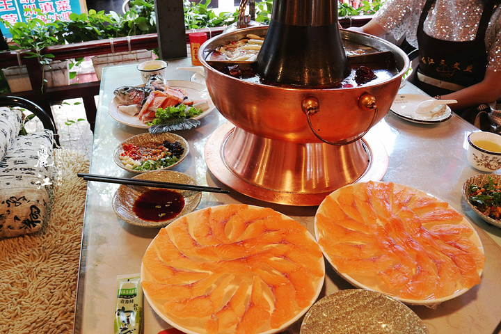 招牌蘸水最好可以放一些薄荷涮在肉锅里肉会带有清新的香味薄荷混了肉