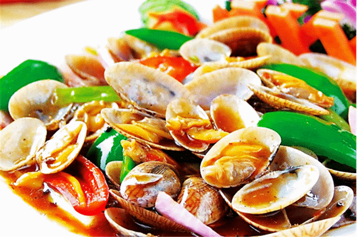 分量特别得足,螃蟹是切成均匀的小块,十分入味,蟹脚蟹爪很完整,油炸后