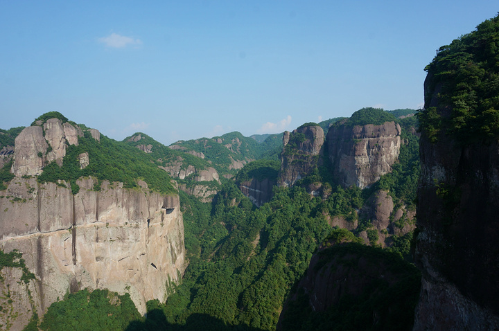 "景色确实非常不错。神仙居横跨的面积很大，周围众山巍兀独立，险峻无比_神仙居"的评论图片