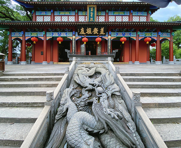 从天师府出来拍到了门口的一景,感觉视野空阔,风景极美,一群放学的小