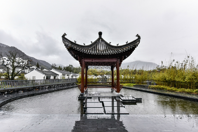 整体规划来设计的,并结合了当地徽派建筑与徽州风水理论基础上进行的