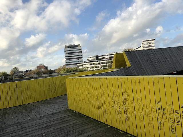 "...Dakakker，Pompenburg公园和Hofplein车站屋顶公园一起组成了“立体城市”_Luchtsingel"的评论图片