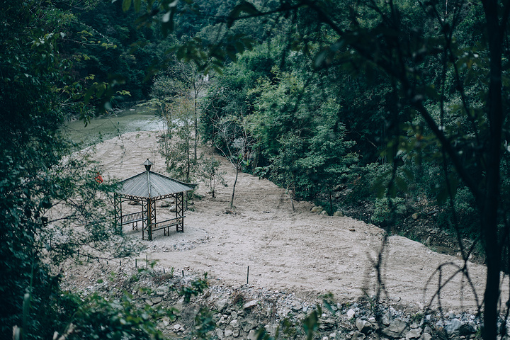 不禁想起蘇軾那句惟江上之清風與山間之明月耳得之而為聲目遇之而成色