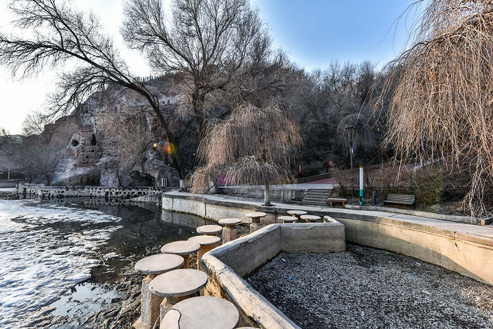 "在公园南边的脚下一处可以看到非常漂亮的小池子，冬季时候整个池子的水被冻结了，只有少量融化的水形..._红山公园"的评论图片