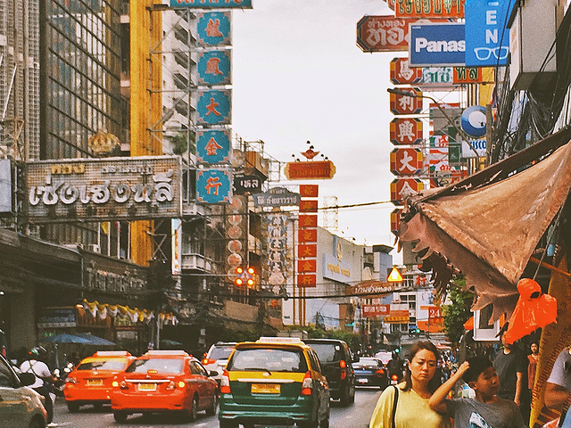 唐人街,热闹繁华而嘈杂混乱,一入眼帘仿佛置身于香港深水埗鸭寮街一带