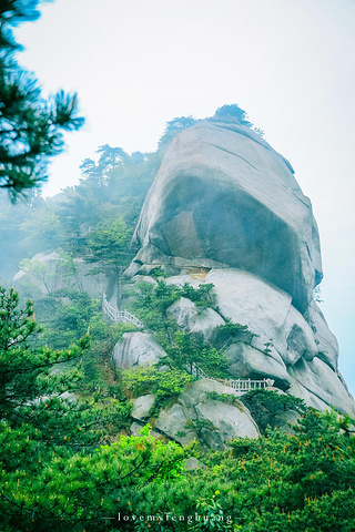 "...，这些远看似古堡魏立的天柱山岩石，在西关群峰垂直节理中非常发育，形成了横看成岭侧成峰的美丽景致_天柱山"的评论图片