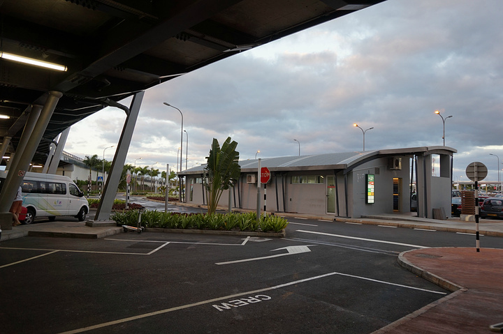 "西沃萨古尔·拉姆古兰爵士国际机场应该是毛里求斯唯一的机场了，机场环境挺好的，工作人员也很热情，..._西沃萨古尔·拉姆古兰爵士国际机场"的评论图片