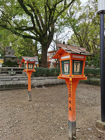 "从四条通前往，过了东大路通便是神社的西楼门，朱红的色调十分亮眼_八坂神社"的评论图片