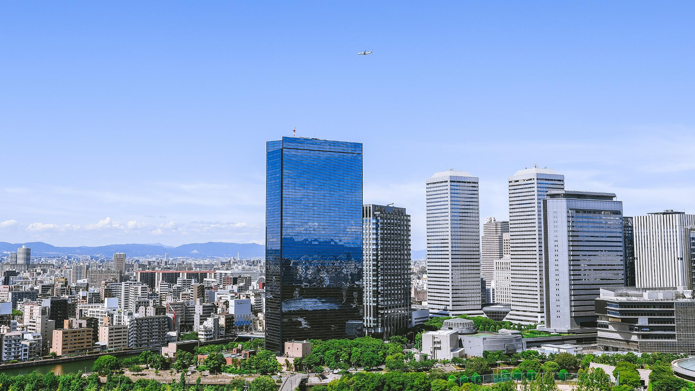 除了远处的高楼大厦还能看到近处服部平次他老爹工作的大阪市警察署