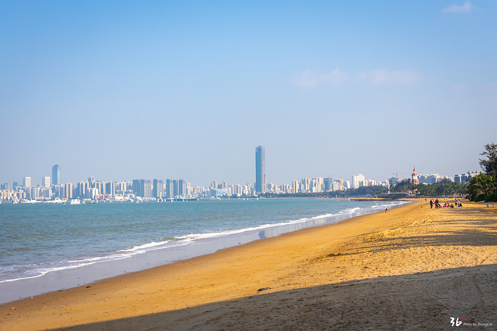 "海口开放的海滩位于城市西部，假日海滩与西秀海滩连成一片带状，统称为西海岸带状公园_西秀海滩公园"的评论图片