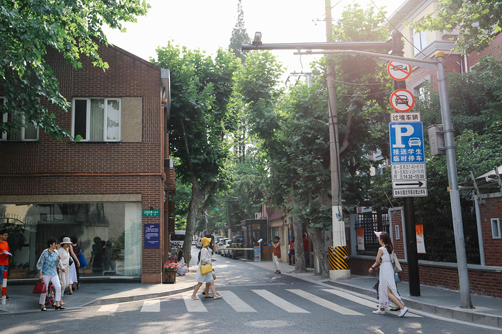 2024武康路的两侧种满了梧桐树，配合着武康路上花园洋房式的建筑，整条路都显得十分文艺。坚持营业的咖啡厅_武康路-评论-去哪儿攻略