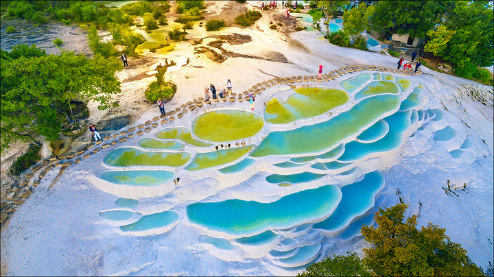 96白水台是纳西东巴教的圣地,在纳西语中称它为"释卜芝",意为逐渐