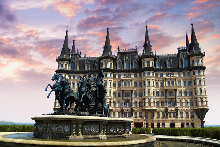 但若不选择住酒店内的小伙伴们建议掌握好时间_文成城堡"的评论