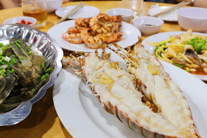 "味道新鲜好吃，推荐清蒸的，这才吃到最纯正的海鲜味道。在越南吃饭怎么那么贵，不像在芽庄游玩说出来的话_Nha Hang Thuy 66"的评论图片