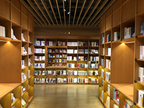 光的空间新华书店(爱琴海购物公园店)旅游景点图片