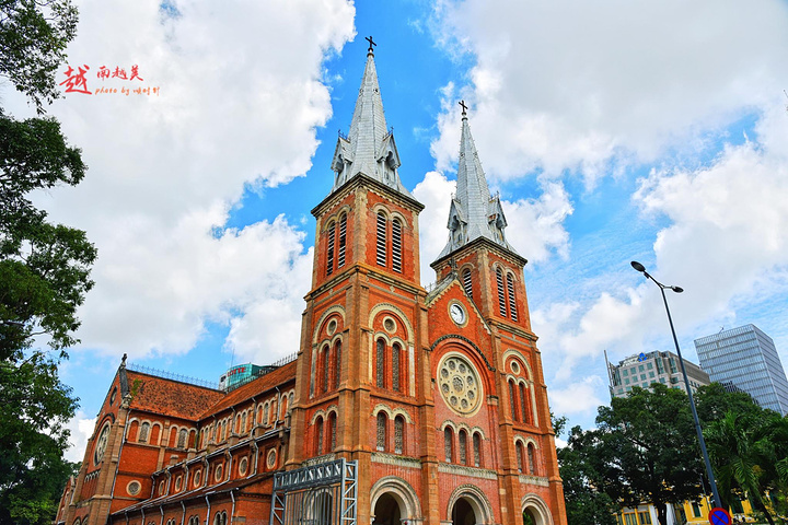 "但是教堂外部是非常合适拍照的，而且这一片是胡志明市的中心，彼此景点都挨着的，非常方便_西贡圣母大教堂"的评论图片