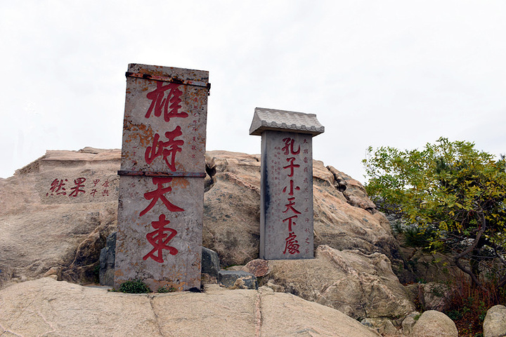 玉皇顶是泰山主峰之巅因峰顶有玉皇庙而得名丈人峰在古代把丈人都称为