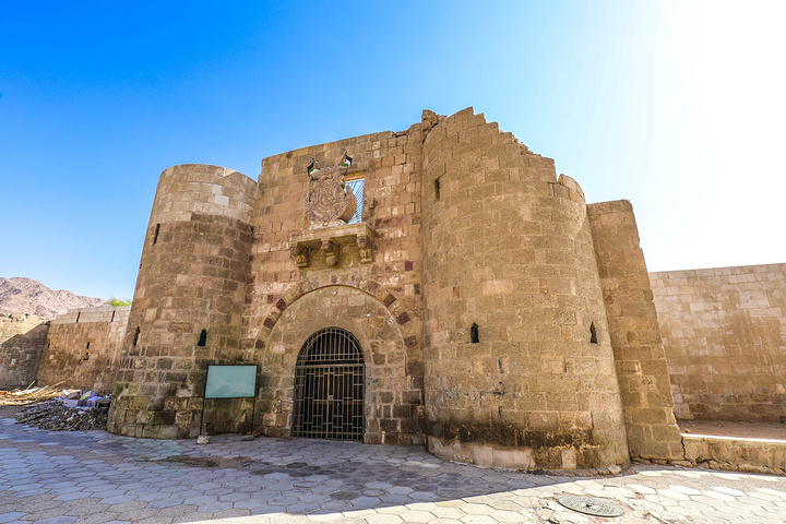 "亚喀巴的地标是亚喀巴城堡但是在维修还是不管了我就不知道了，破破烂烂的大门和城墙，大门也紧闭_亚喀巴城堡"的评论图片