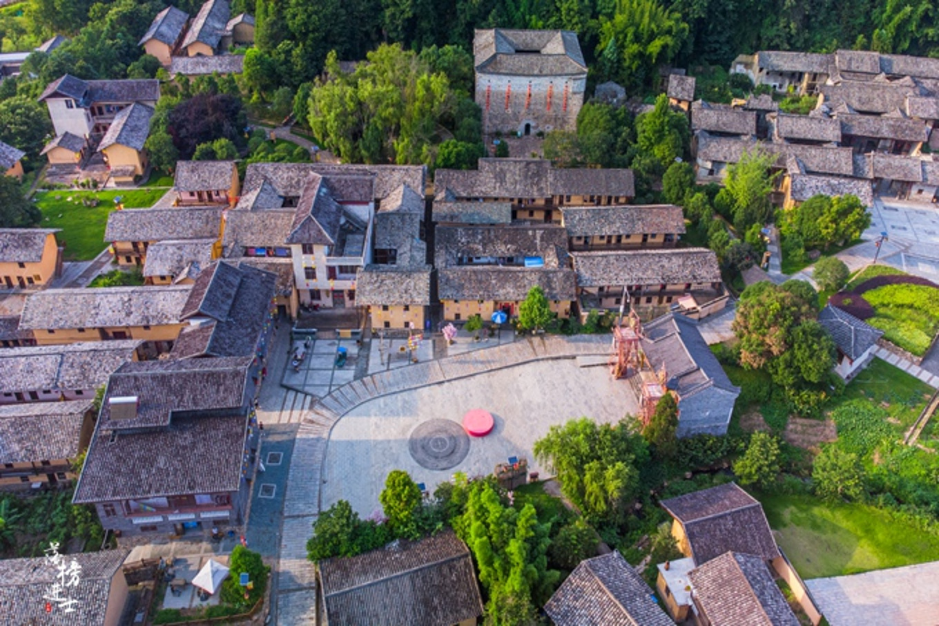 江西全南的传统古村，瑶族与客家文化在这里融合，两个围屋其精美