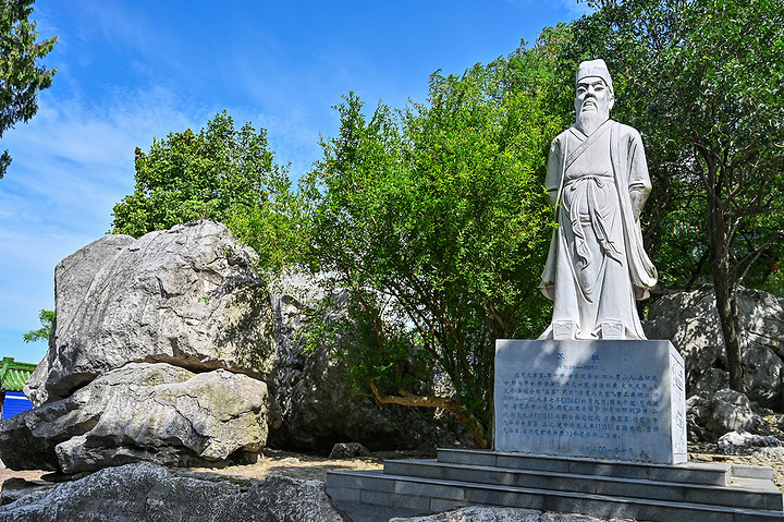 石钟山由石灰岩构成因长期受地表水和地下水的溶蚀形成了奇特的常人岩