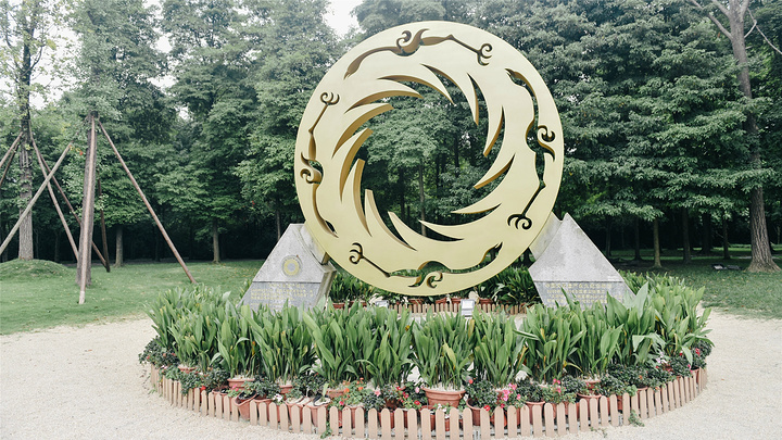 金沙遺址博物館分為遺蹟館遠古家園陳列館王都剪影陳列館天地不絕陳列