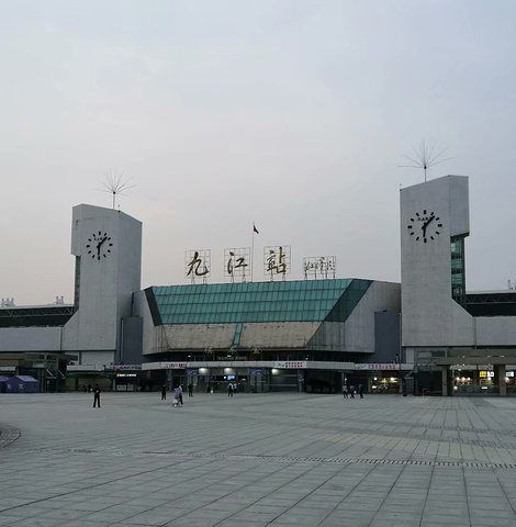 "我们的第一站九江，这是我们坐了一晚的火车，刚出站的火车站广场。来到九江已经是清早_九江站"的评论图片