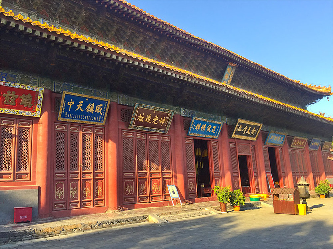 峻极殿是中岳庙的正殿,又称"中岳大殿",是嵩山规模最大的建筑.